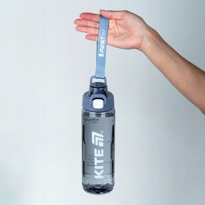 Ergonomiczna rączka i uchwyt do przenoszenia niebieskiej butelki na wodę Kite 800 ml