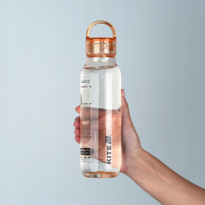 Ręka trzymająca pomarańczową butelkę tritanową Kite 670 ml z pętlą