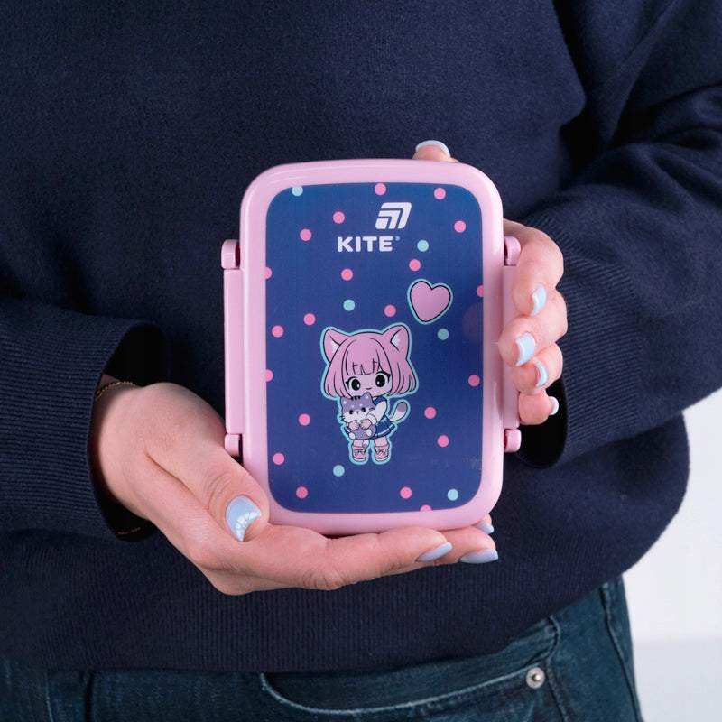 Poręczny snackbox Kite idealnie dopasowany do dłoni dziecka.
