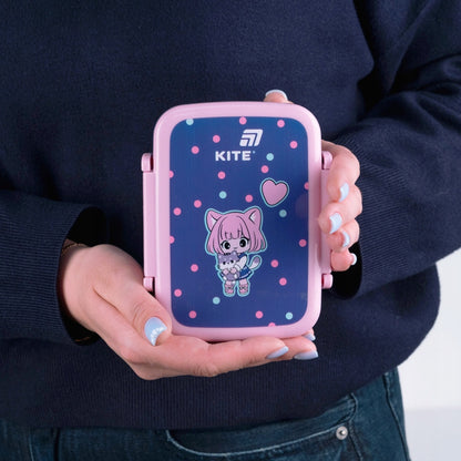 Poręczny snackbox Kite idealnie dopasowany do dłoni dziecka.