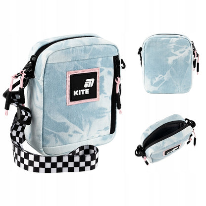Ogólny widok niebieskiej torebki crossbody Kite wykonanej ze spranego dżinsu.