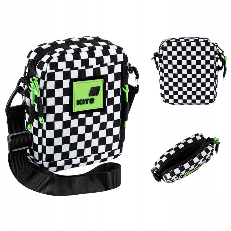 Ogólny widok torebki crossbody Kite w czarno-szarą kratkę wykonanej z jeansu.
