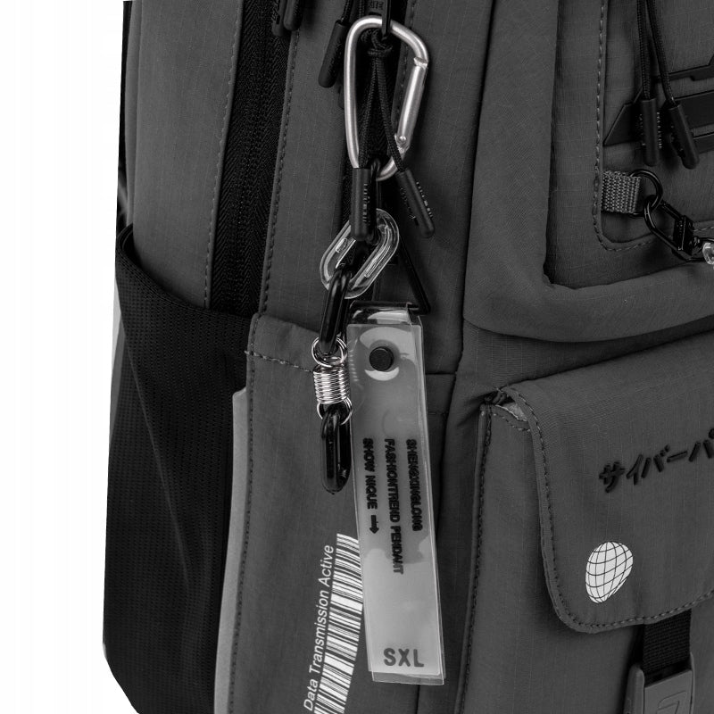 brelok z karabińczykiem jako akcesorium plecaka Kite