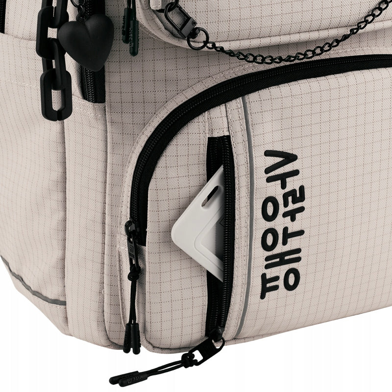 Ukryta kieszeń z przodu.