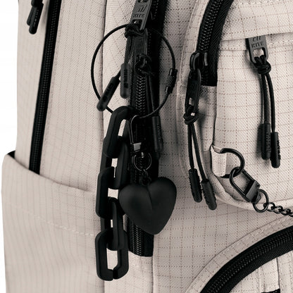 Dekoracyjna zawieszka w kształcie serca na metalowym kółku.