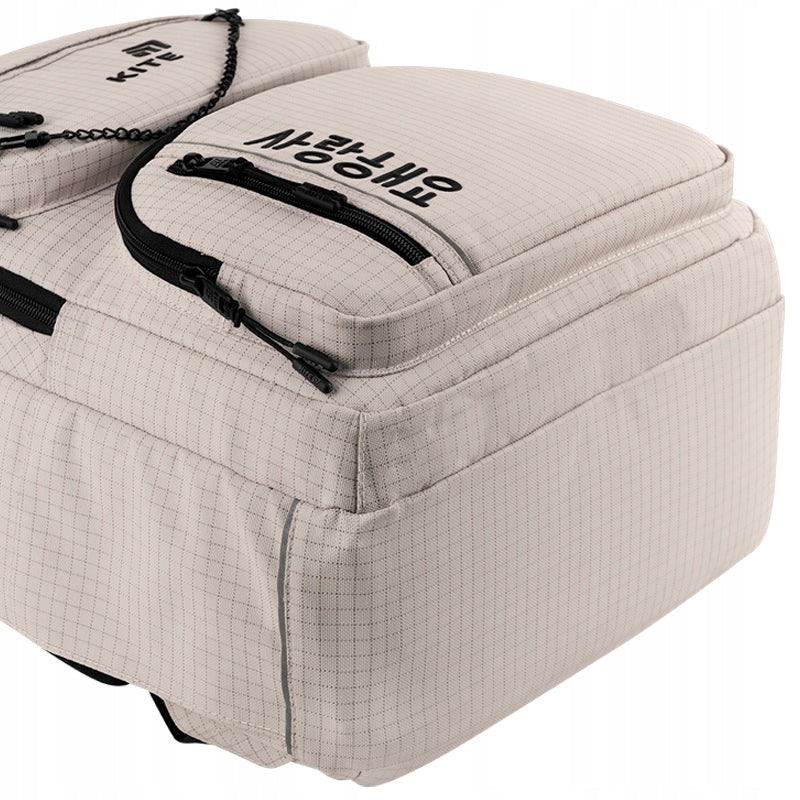 Dodatkowa stabilność i trwałość dolnej części plecaka chroniąca zawartość.