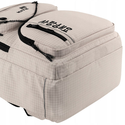 Dodatkowa stabilność i trwałość dolnej części plecaka chroniąca zawartość.