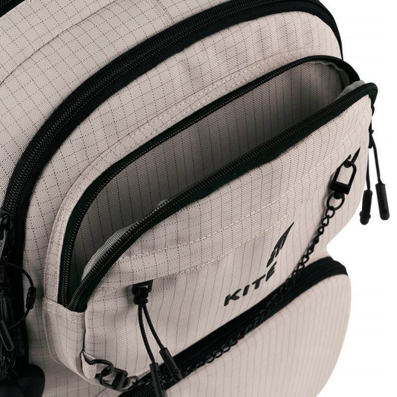 Dodatkowa skrytka w górnej części plecaka, idealna na okulary lub inne podręczne drobiazgi.