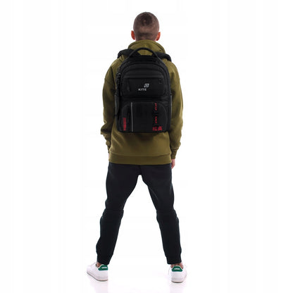 Nastolatek z plecakiem na plecach.