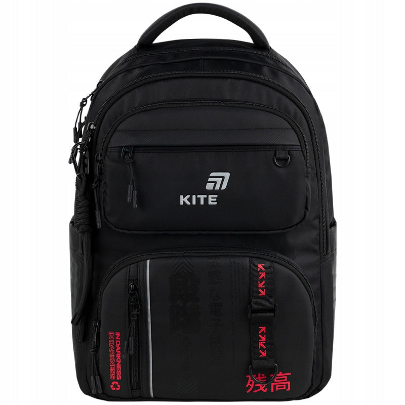 Czarny wielokomorowy plecak Kite zaprezentowany w całości od frontu.