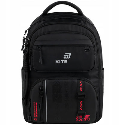 Czarny wielokomorowy plecak Kite zaprezentowany w całości od frontu.