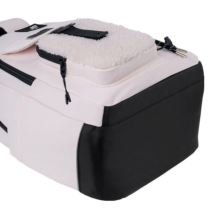 Wzmocniona podstawa plecaka zapewniająca stabilność i trwałość konstrukcji.