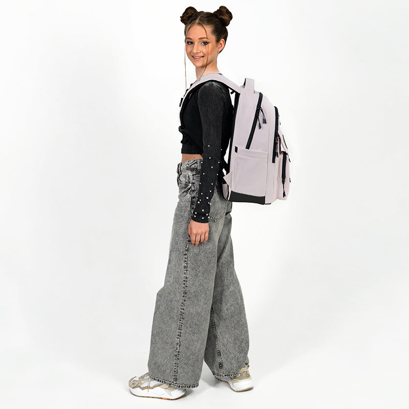 Widok z boku pokazujący profil plecaka oraz system nośny Air Comfort.