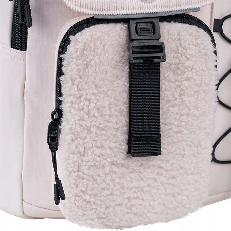 Kieszeń na telefon z miękką wyściółką chroniącą ekran przed zarysowaniem.