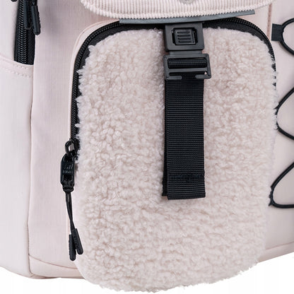 Kieszeń na telefon z miękką wyściółką chroniącą ekran przed zarysowaniem.