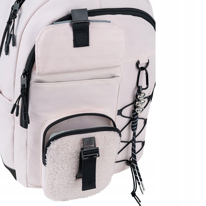 Widok frontowych kieszeni na drobiazgi z dekoracyjnym sznurowaniem.