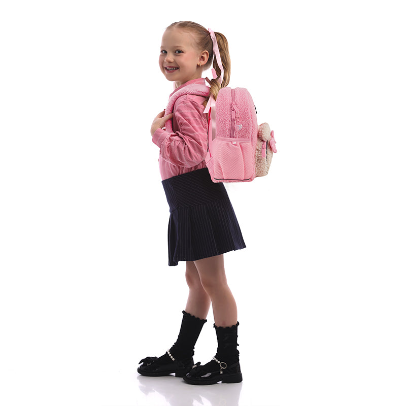 Mała dziewczynka prezentująca pluszowy plecak w użyciu.