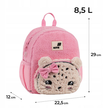 Infografika z wymiarami różowego plecaka i opisem jego funkcji.
