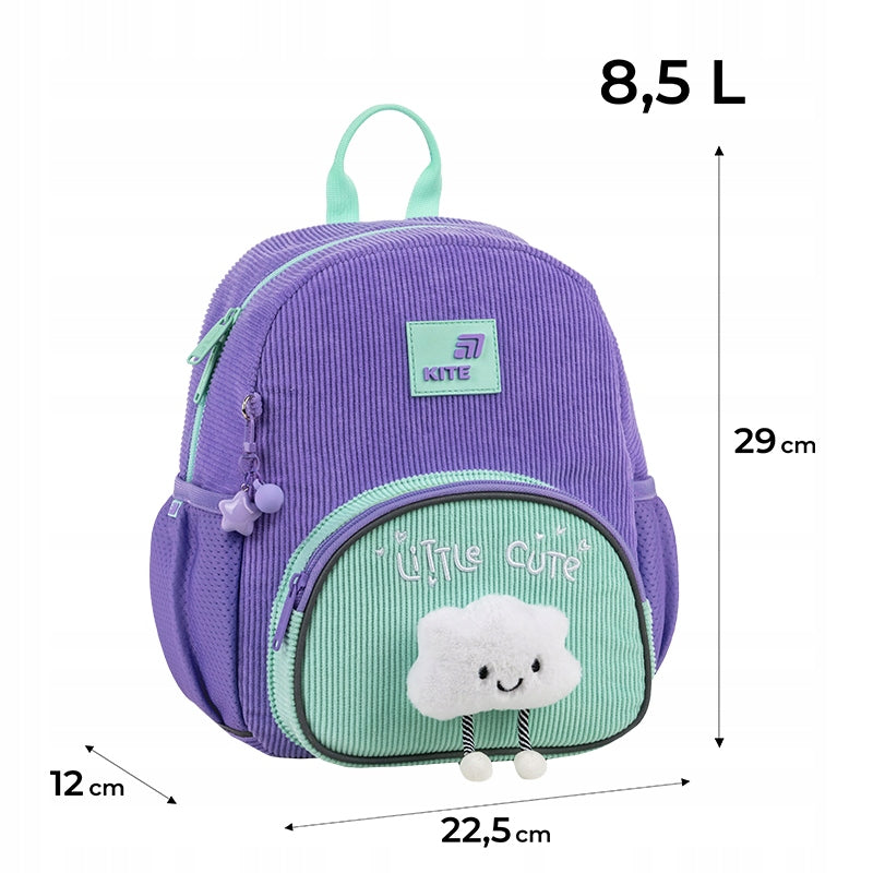 Infografika z wymiarami fioletowego plecaka przedszkolnego i opisem funkcji.