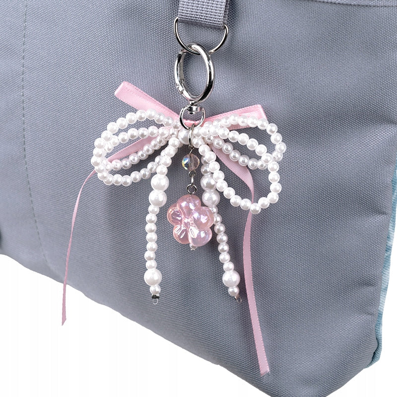 Zawieszka do plecaka Kite zamocowana na suwaku – stylowy element dekoracyjny.