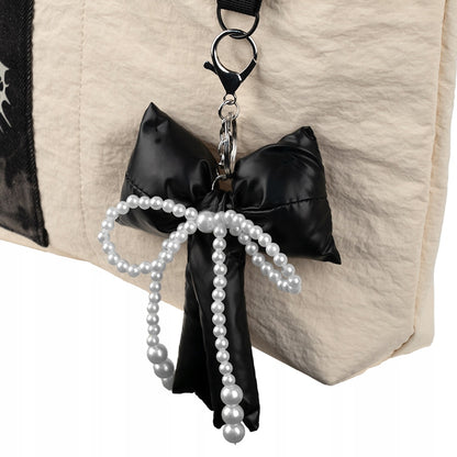 Zawieszka do plecaka Kite zamocowana na suwaku – stylowy element dekoracyjny.