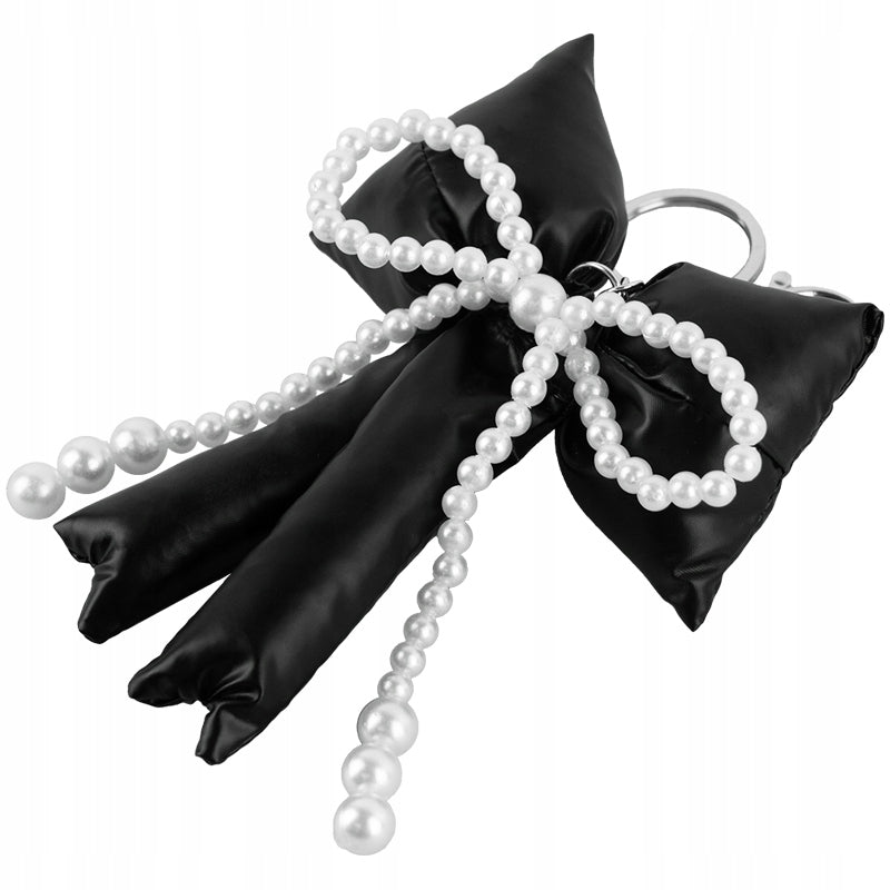 Brelok do kluczy z metalowym karabińczykiem – zbliżenie na solidne mocowanie.