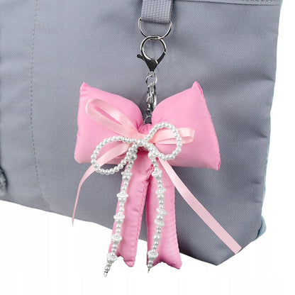 Zawieszka do plecaka Kite zamocowana na suwaku – stylowy akcent dekoracyjny.