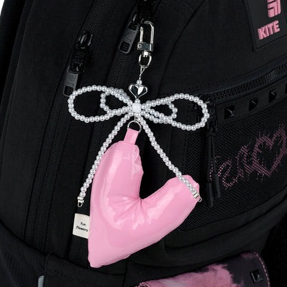 Zawieszka do plecaka Kite z motywem serca – stylowy dodatek na suwaku plecaka.