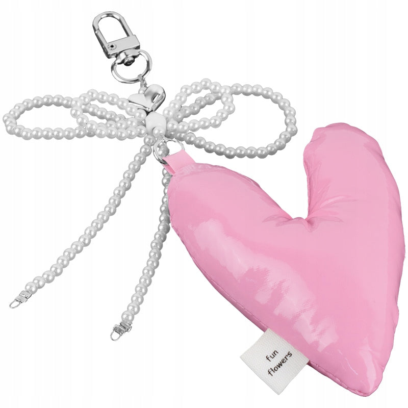 Brelok do kluczy z metalowym karabińczykiem – zbliżenie na solidne mocowanie i perłowe detale.