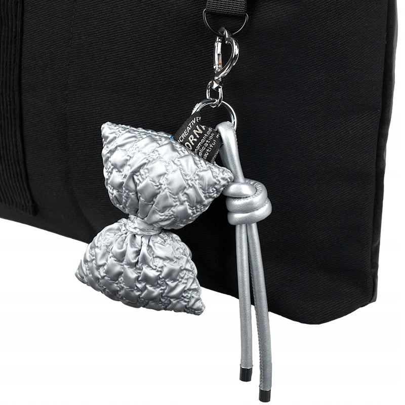 Zawieszka do plecaka Kite w kształcie kokardy – stylowy akcent dekoracyjny na suwaku.