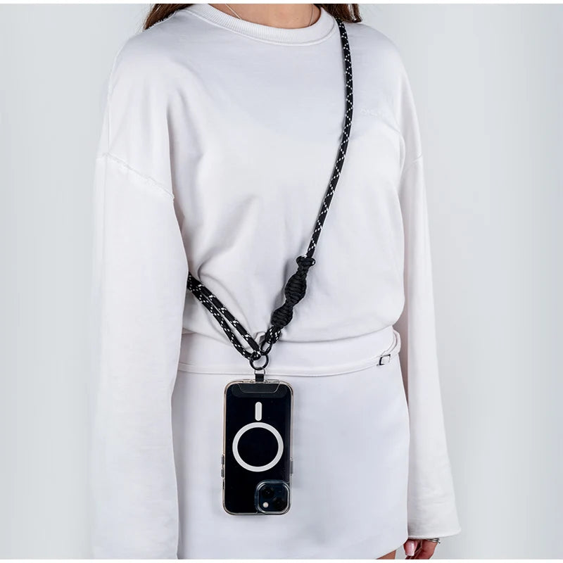 Czarny pasek do telefonu Kite crossbody noszony przez ramię na co dzień