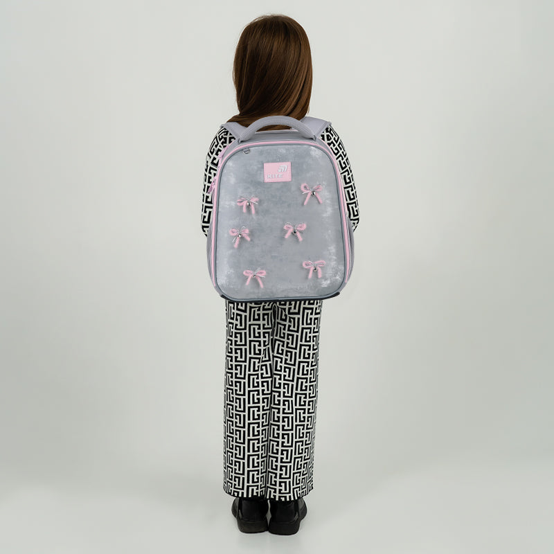 Tornister szkolny Kite – widok na dziewczynkę z ergonomicznymi plecami