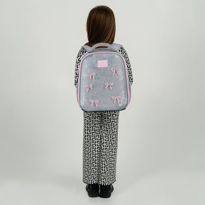 Tornister szkolny Kite – widok na dziewczynkę z ergonomicznymi plecami