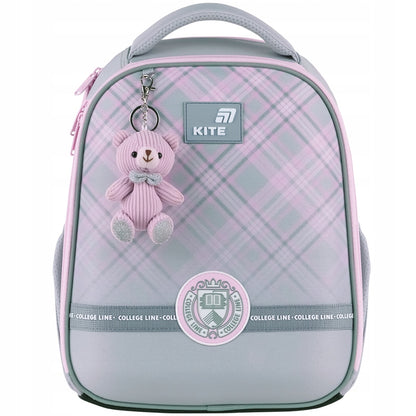 Różowy tornister Kite w szachownicę zaprezentowany w całości od przodu.