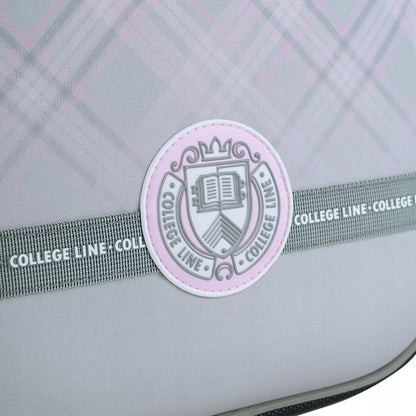 Detal wykończenia tornistra z objętościowym drukiem i stylowym bejdżem.