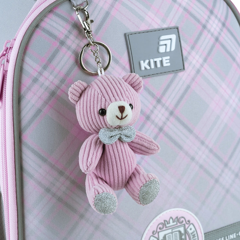 Urocza zawieszka w formie misia na metalowym karabińczyku przy tornistrze.