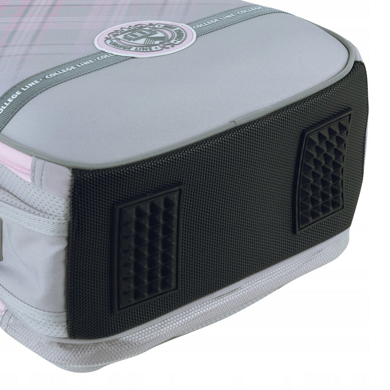 Wzmocniony spód z nóżkami chroniący tornister przed wilgocią i brudem.