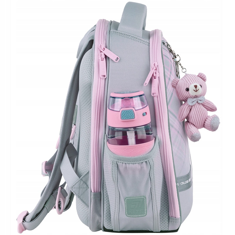 Dwie boczne kieszenie idealne na butelkę z wodą lub mały termos szkolny.