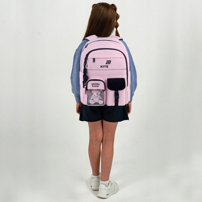 Plecak szkolny Kite w kolorze różowym na plecach dziecka, widok z tyłu