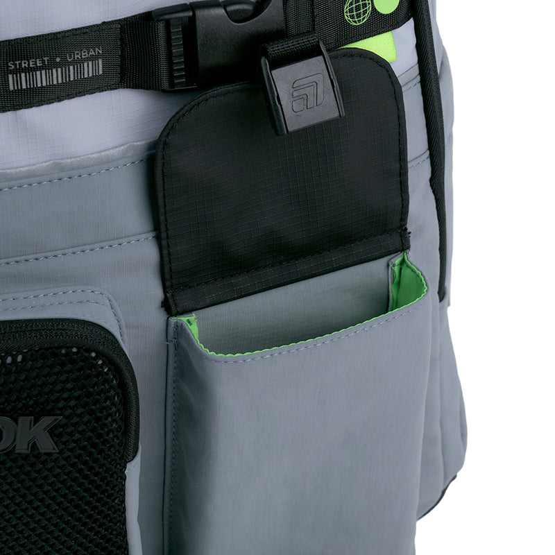 Detal kieszeni plecaka szkolnego Kite Urban z logo Kite