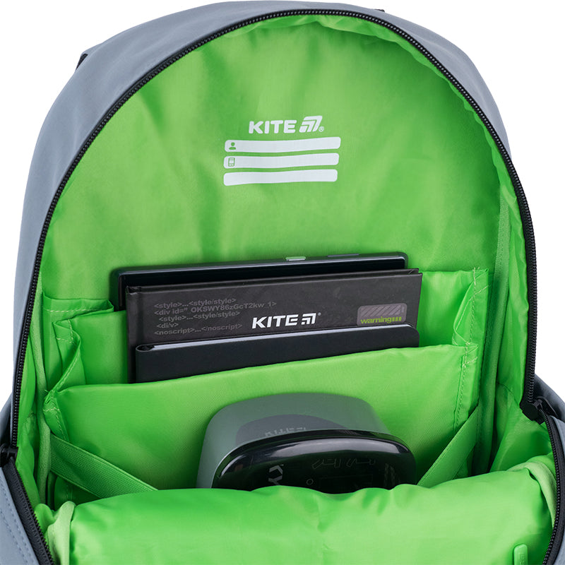 Wnętrze plecaka Kite Urban z książkami i akcesoriami szkolnymi