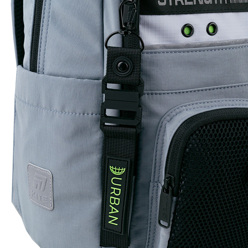 Brelok wykonany z połączonych materiałów.