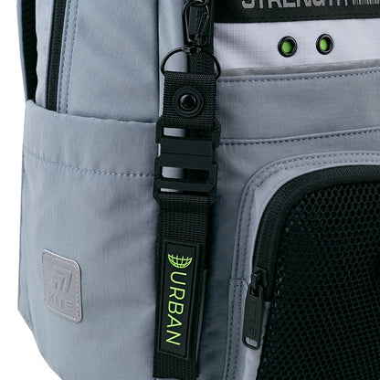 Brelok wykonany z połączonych materiałów.