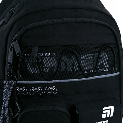 wystrój: nadruk trójwymiarowy, odznaka wykonana z łączonych materiałów, ozdobna wstawka z siateczki, sznurowanie, metalowe oczka, zawieszka na klucze wykonana z paracordu i gumy.