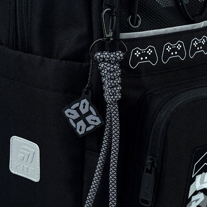 wystrój: zawieszka na klucze wykonana z paracordu i gumy.