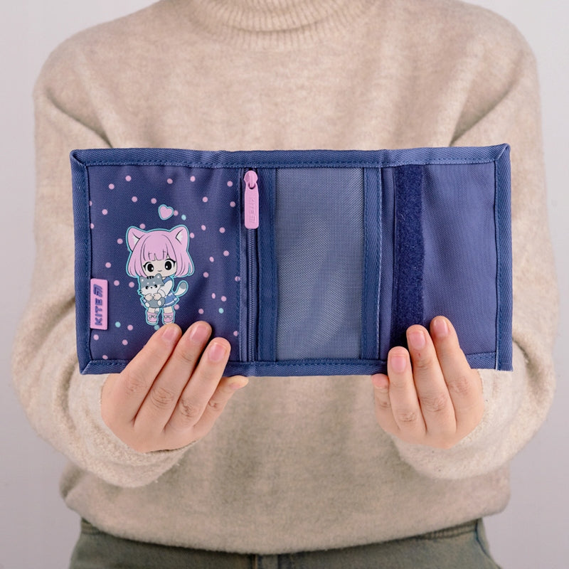 Portfel Kite Kuromi wygodnie trzymany w małych rękach dziecka.