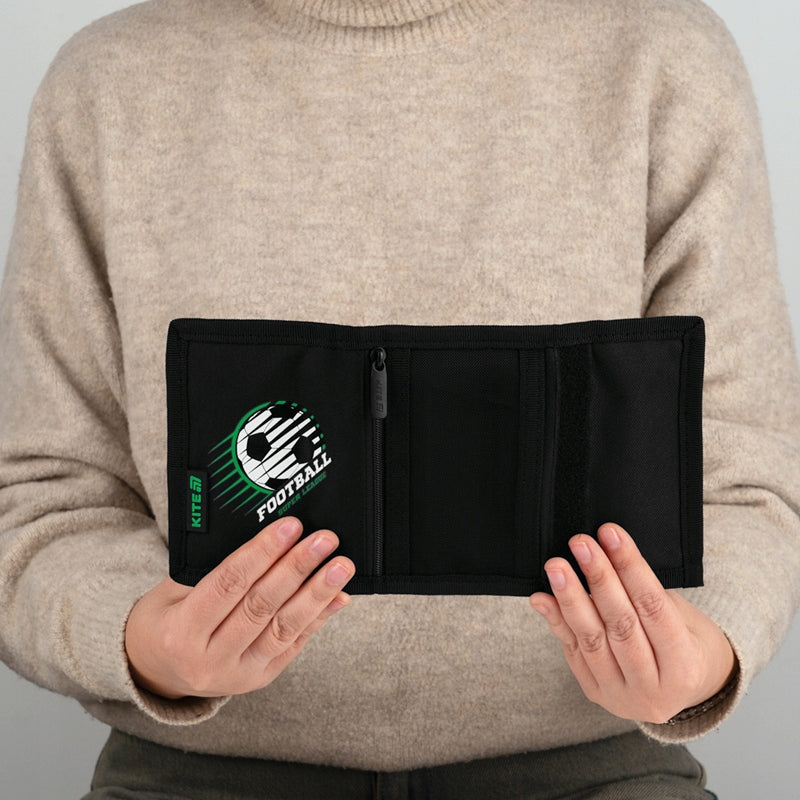 Portfel Kite z piłką wygodnie trzymany w rękach dziecka.