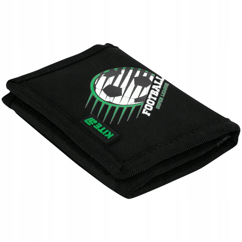 Widok portfela Kite z przodu z rzepem i dynamicznym nadrukiem piłki.