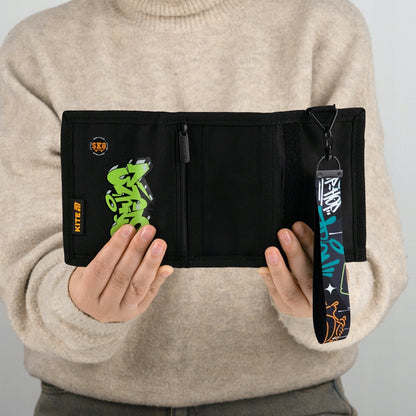 Portfel Kite z zawieszką wygodnie leżący w dłoniach dziecka.