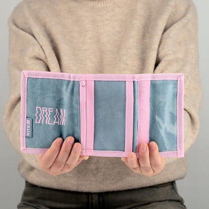 Portfel Kite wygodnie trzymany w rękach dziecka.